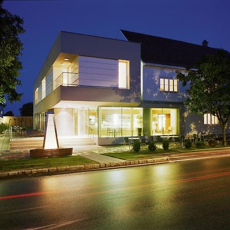 Hotel & Konditorei May Neufeld an der Leitha エクステリア 写真